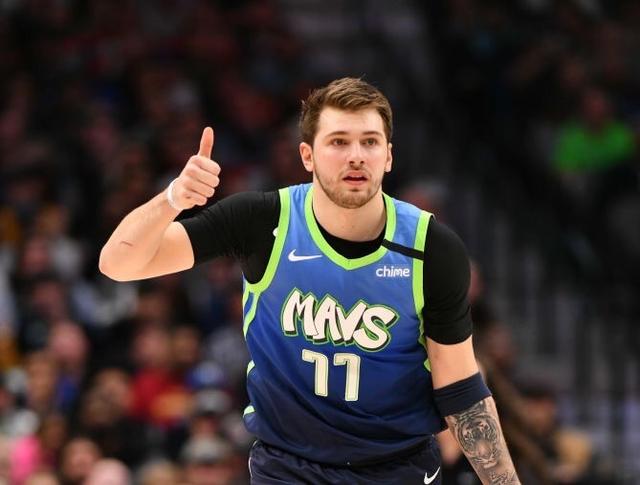 发球员深思 发球员深思