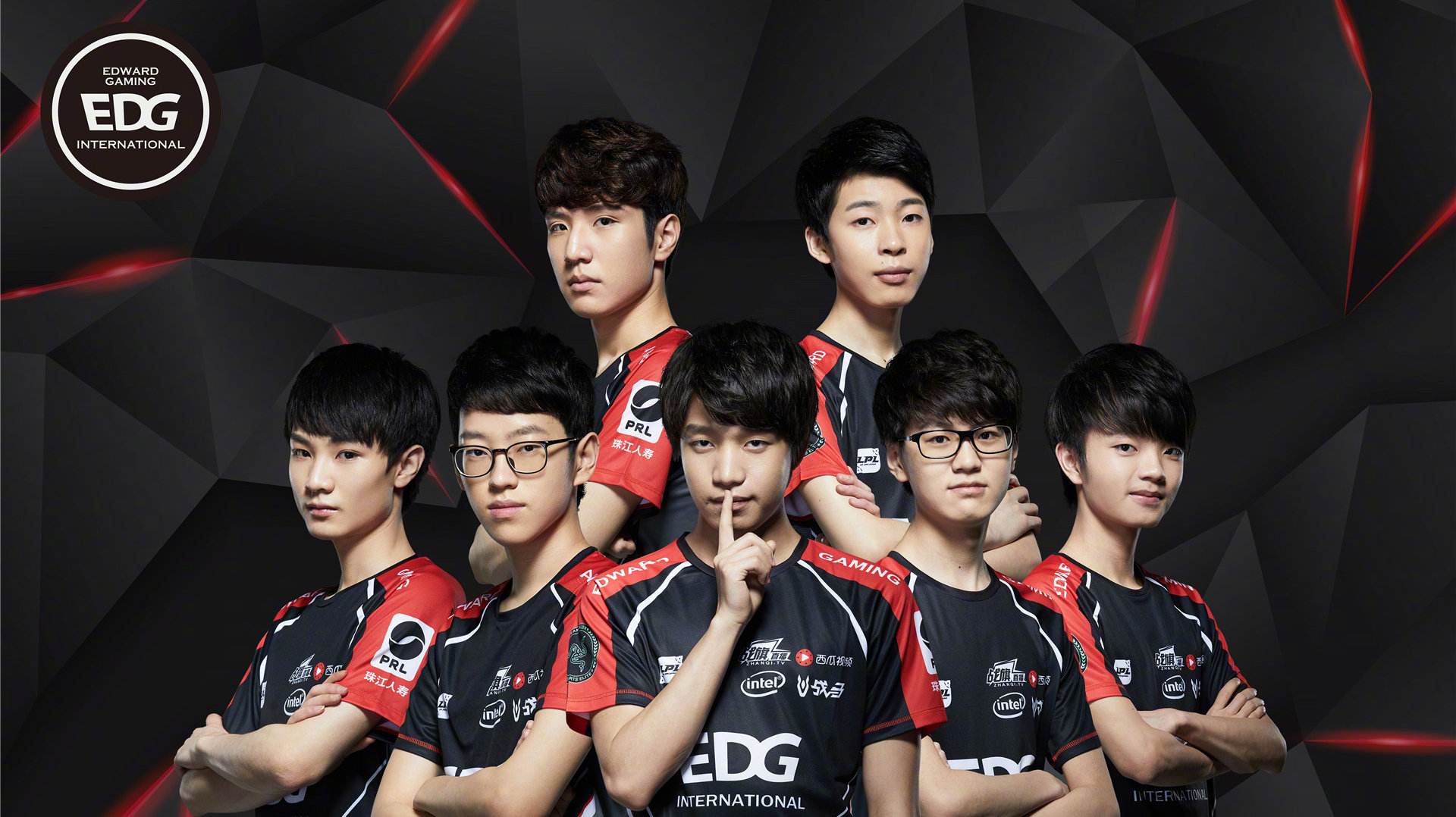 现代足球需 现代足球需