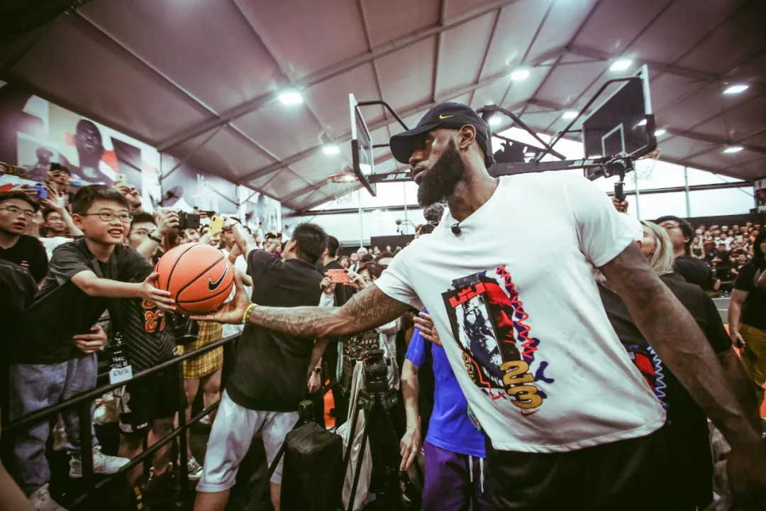 艾顿赛后摊 艾顿赛后摊